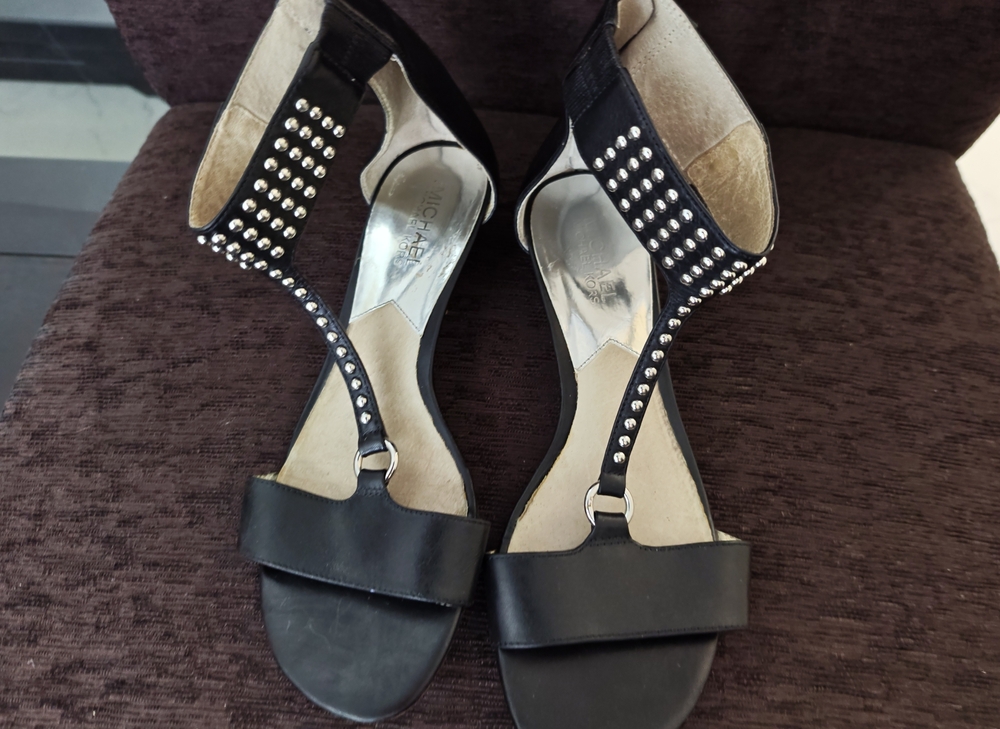 Micheal Kors Black Studded T-Strap Women's Sandals Siza 8